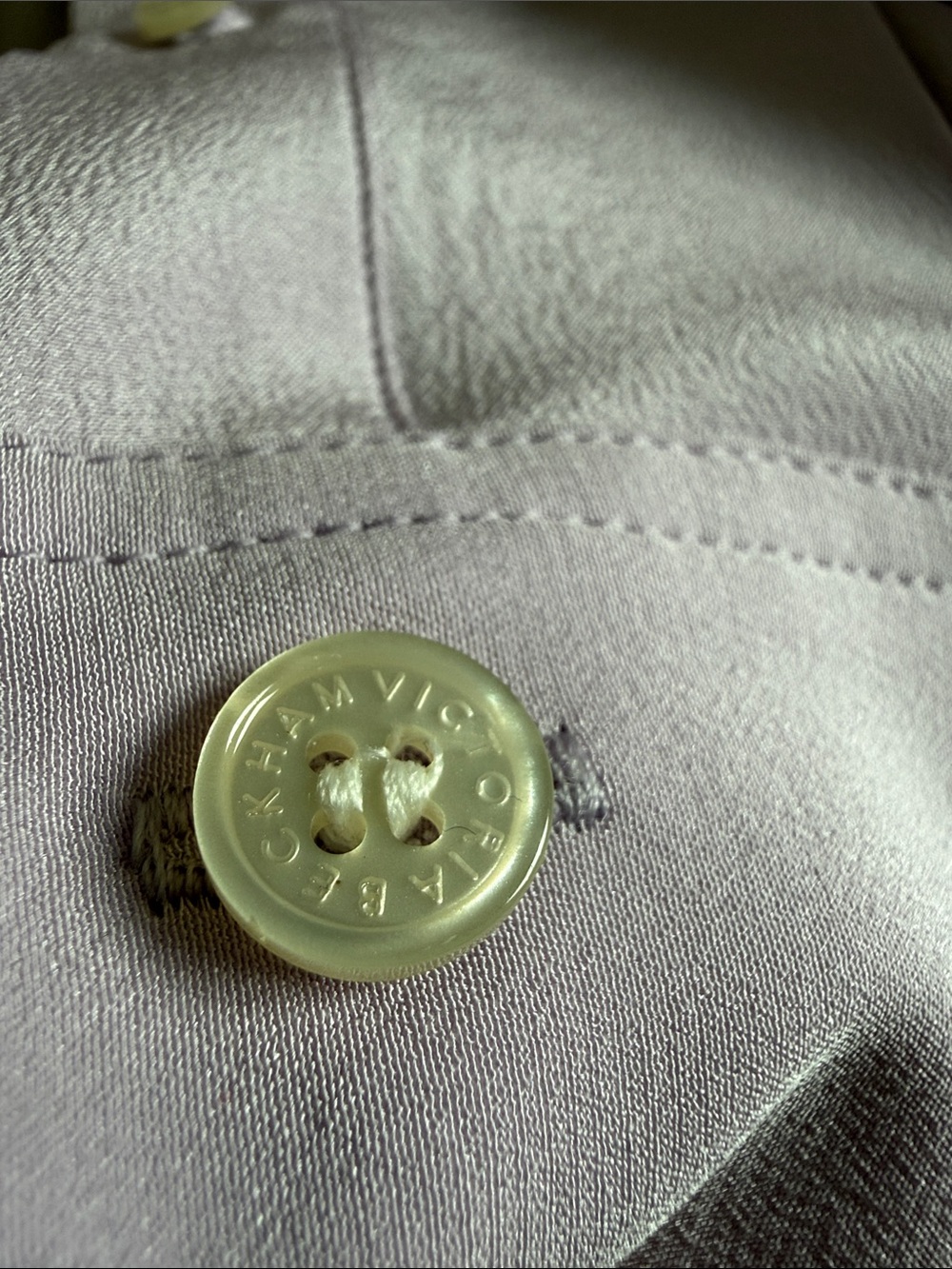 100% Silk Luxurious Victoria Beckham Lilac Button-Front Blouse - Picture 3 of 7